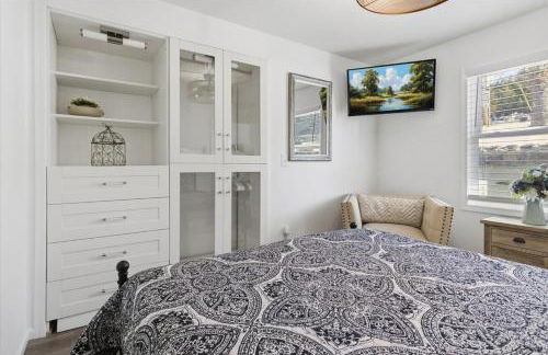 Lakefront w/ Private Dock, 2 Slips, Swim Mat, Firepit, & Covered Patio 44mm - Foto 25