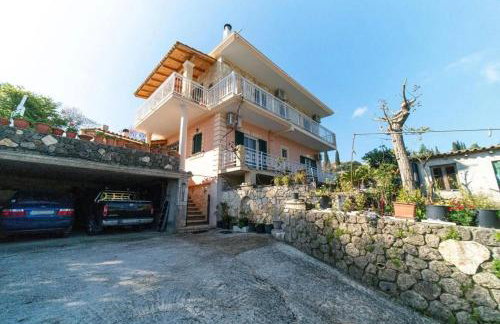 Kalemi House, Spacious 2BR Home with Garden near Ipsos and Dassia - Foto 4