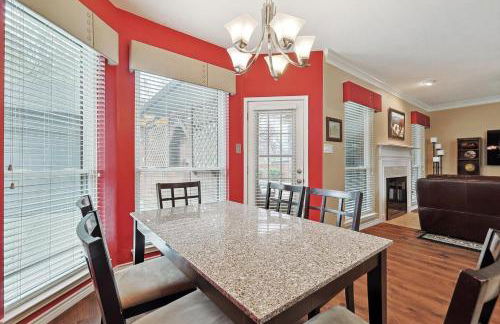 DFW Getaway - 4 Bedrooms Pool Oasis Media Room - Photo 14