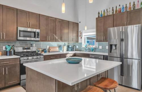 15 Min to Downtown with Backyard & Parking - Foto 2