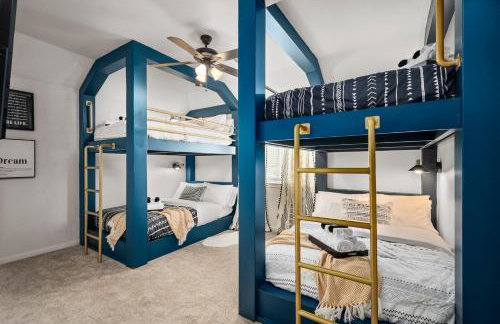 Upscale 4BR Cypress Home w Pool, Hot Tub, Theater, Sleeps 20 - Foto 9