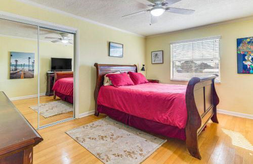 Spacious Canalfront Home with Pool about half Mi to Beach - Foto 20