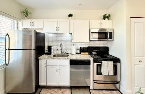 Urban Oasis with City Views and Dedicated Workspace - Foto 14