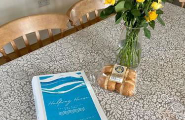 Delightful 3 bed cottage with hot tub & sea views. - Photo 31