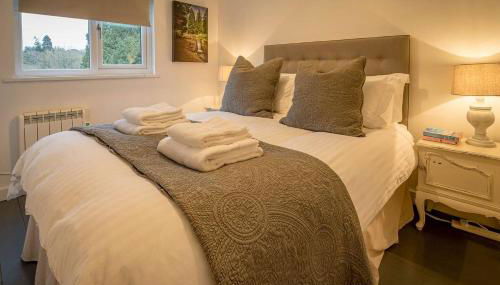 Pine Cabin Overlooking Bedgebury Forest - Photo 4