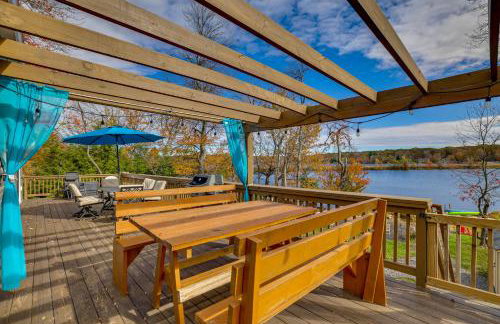 Lakefront Pocono Retreat with Hot Tub and Movie Hub - Foto 1