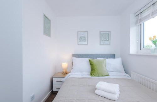 4BR Home for 8, Full Kitchen, Parking, WiFi in Northwich - Photo 15