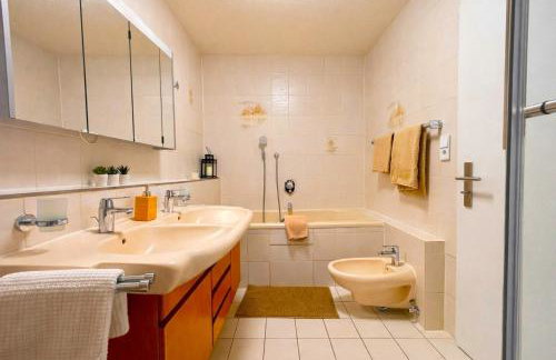 stylische 110m2 Wohnung in Top Lage mit Balkon und 2 Schlafzimmern für bis zu 6 Personen sowie kostenloser Parkgarage max 1,65m Höhe und 1,8m Breite - Foto 4