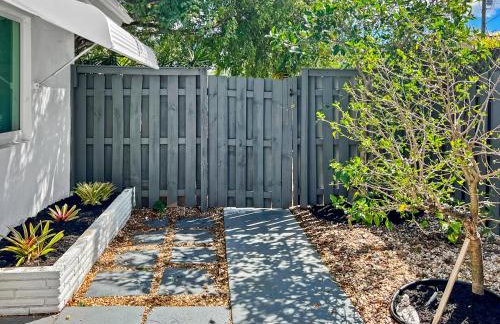 Stylish Tropical Key West Home - Private Yard, Free Parking & Laundry - Foto 21