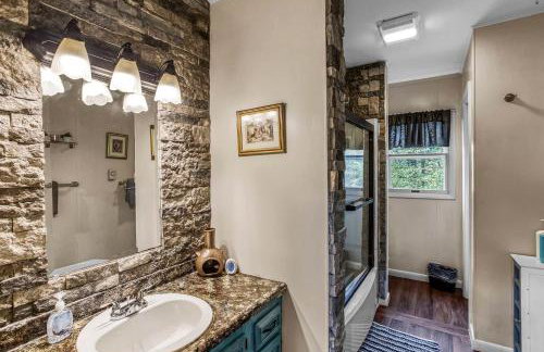 Luxury Lakeside Mountain Escape with Wraparound Deck Near Terra Alta, West Virginia - Foto 47