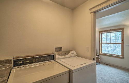 Updated Townhome with Hot Tub - Walk to Downtown! - Foto 20