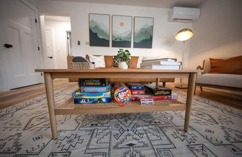 Centrally Located Cozy Modern Home in Bethel - Foto 16