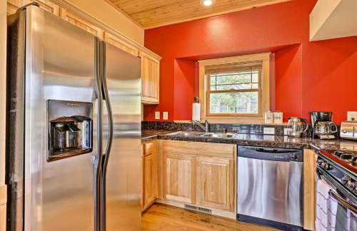 Fish, Hike and Ski Riverfront Granby Cabin! - Foto 8