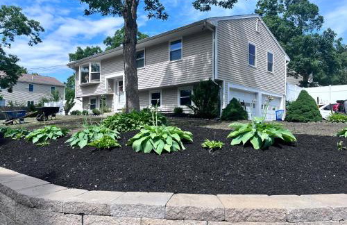 4 Bedroom Cape Getaway, 5 Min Drive to Beach, Pool Table, Grill, Backyard - Foto 1