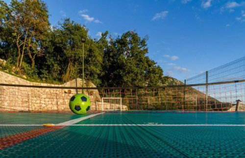 Breathtaking Scenic Villa with Pool - Photo 37