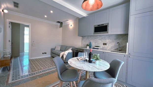 Local Living 2BR 2BA With Patio - Duplex Apartment - Foto 2, Habitación