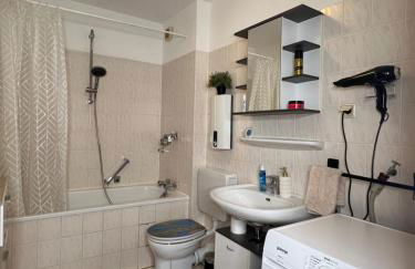 Modern Apartment with Balcony & Parking - Foto 12