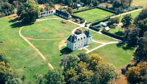 La Breteche-Le château et les dépendances - Photo 2