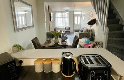 Spacious 3 Bed Home with Free Parking - Photo 12