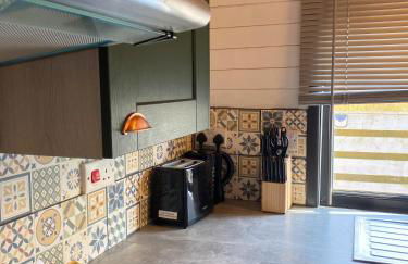 Otter 1 - Private Hot Tub - Bali Inspired Lodge - Bath - Longleat - Wiltshire - Photo 5