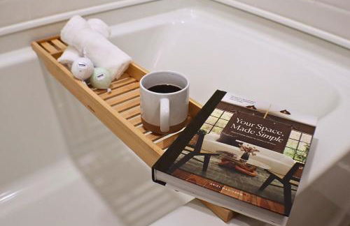 Luxe King Suite, Cozy Sectional, Gym, Pool, U of A - Photo 6