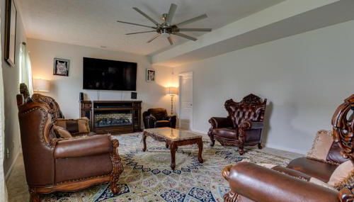 Spacious Home with Fireplace - Near Golf! - Foto 2