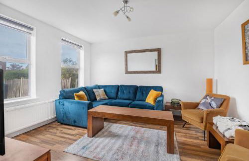 Spacious 4 Bedroom Home, Prime Location, Parking - Photo 9