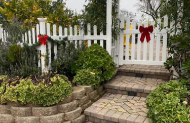 English Rose Garden Cottage near Roseville, CA - Foto 1