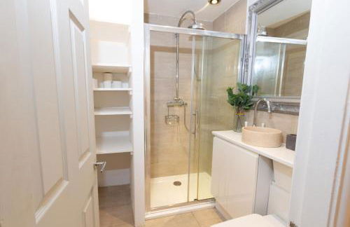 Cosy 4BR house, West Didsbury, bars and restaurants close by, Free Parking, Sleeps 8 - Photo 10