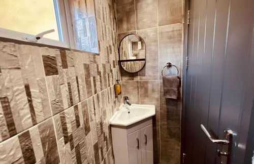 MODERN SUITES -5 Bedroom House- With FREE PARKING Birmingham city - Foto 48