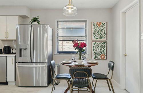 Spacious 5BR Getaway with Pool - Foto 18