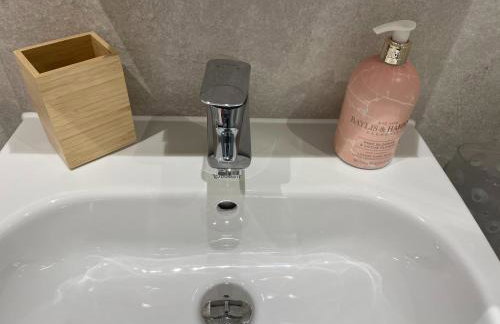 Number 10 Stunning Apartment, Fantastic Location! - Photo 31