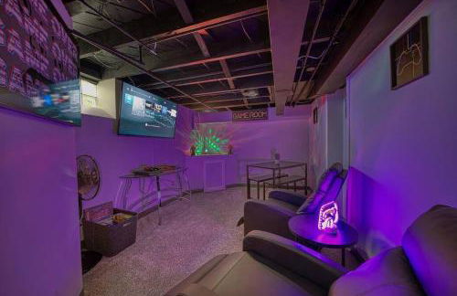 Beautiful Modern home with all year use HOT TUB, Pool table, Game room, & Propane fire pit!! - Foto 16