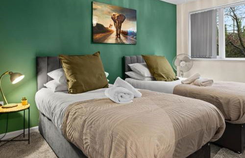 Forest View- Oasis Mural -Didsbury Zen Sleeps 10 - Photo 17