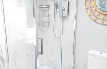 'The Limes' - Air-Con Two Double Bedroom Holiday House with Private Garden - Foto 15