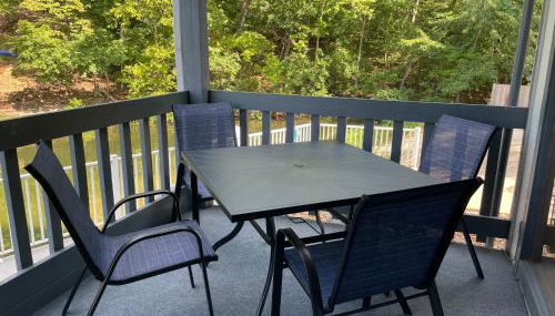 STAIRS OPTIONAL! Lakefront! Pool! On Water! Convenient Fishing! - Foto 4