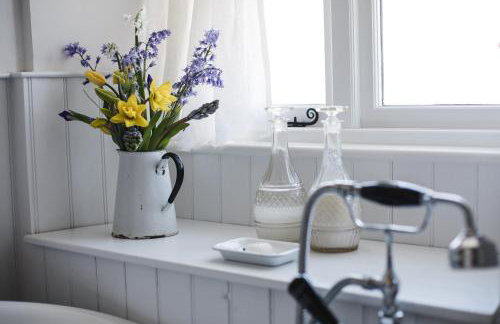 Gleneda Cottage - a renovated, traditional Cotswold cottage full of charm with fireplace and garden - Photo 34