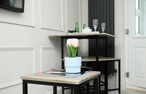 Rayan Heights Cosy 1 bedroom flat sleeps 2 perfect for contractors tourists families - Free parking - Foto 16