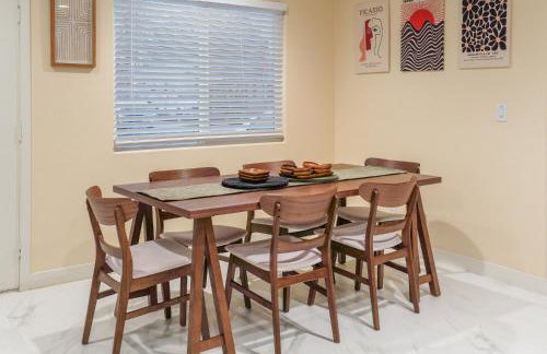 Spacious Disneyland Getaway I Game Room, King Suites & EV Access I Sleeps 14 - Foto 4