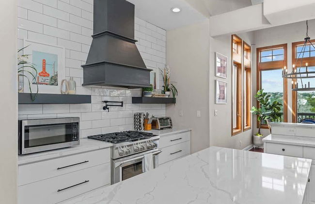 Luxurious Lake Park House: Sleeps 25, Pool, Hot-tub, Firepit and Game Room! - Photo 20