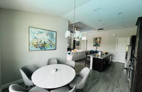 Newly built Villa Ballerina with heated pool and incredible view into beautiful Arrowheadcanal - Photo 2