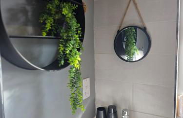 Stylish 3-Bed Home with Parking - Ideal for Long Stays - Photo 17