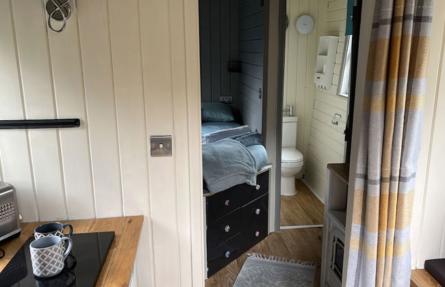 Cabin - Sleeps 2 hot tub & Parking - Photo 5