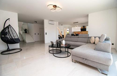 Villa Mina with a private pool in Pula - Photo 9