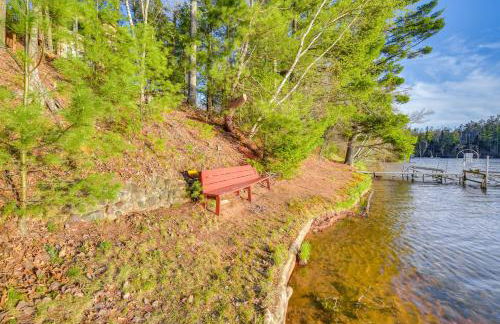 Lakefront Cabin with Dock, Fire Pits in Danbury! - Foto 34