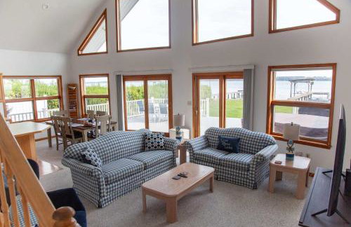 Katies Cottage Lakefront Stay with Hot Tub and Kayaks - Foto 10