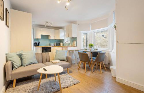 Spacious Retreat 5 Beds Sleeps 8 Free Parking - Foto 2