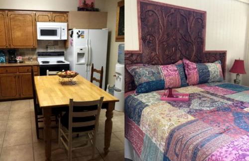 Vacation Cabin near the Boutiques and Galleries in Ingram, Texas - Photo 2