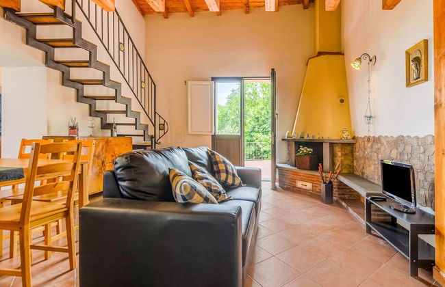 Charming Villa With Pool and Panoramic Surroundings - Photo 21