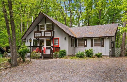 The Gingerbread House - 4 BR chalet, Sunroom, Deck, sleeps 10, modern amenities - Foto 47